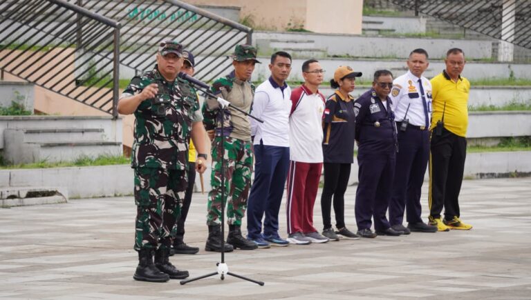 KODIM 1630/MABAR BERSAMA UNSUR MARITIM BERSIHKAN DERMAGA MARINA LABUAN BAJO