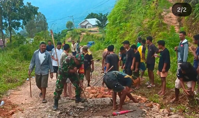 Babinsa Kodim 1630 Bersama Warga Perbaiki Jalan Desa