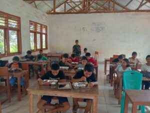 Babinsa Koramil 1630-02/Lembor Pantau Pelaksanaan Program Makan Bergizi Gratis di SMPN 6 Daleng